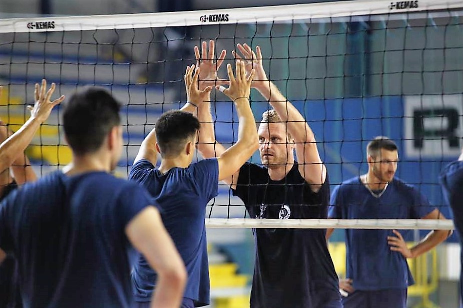 SQUADRA E SOCIETA´ LAVORANO CON COSTRUTTO