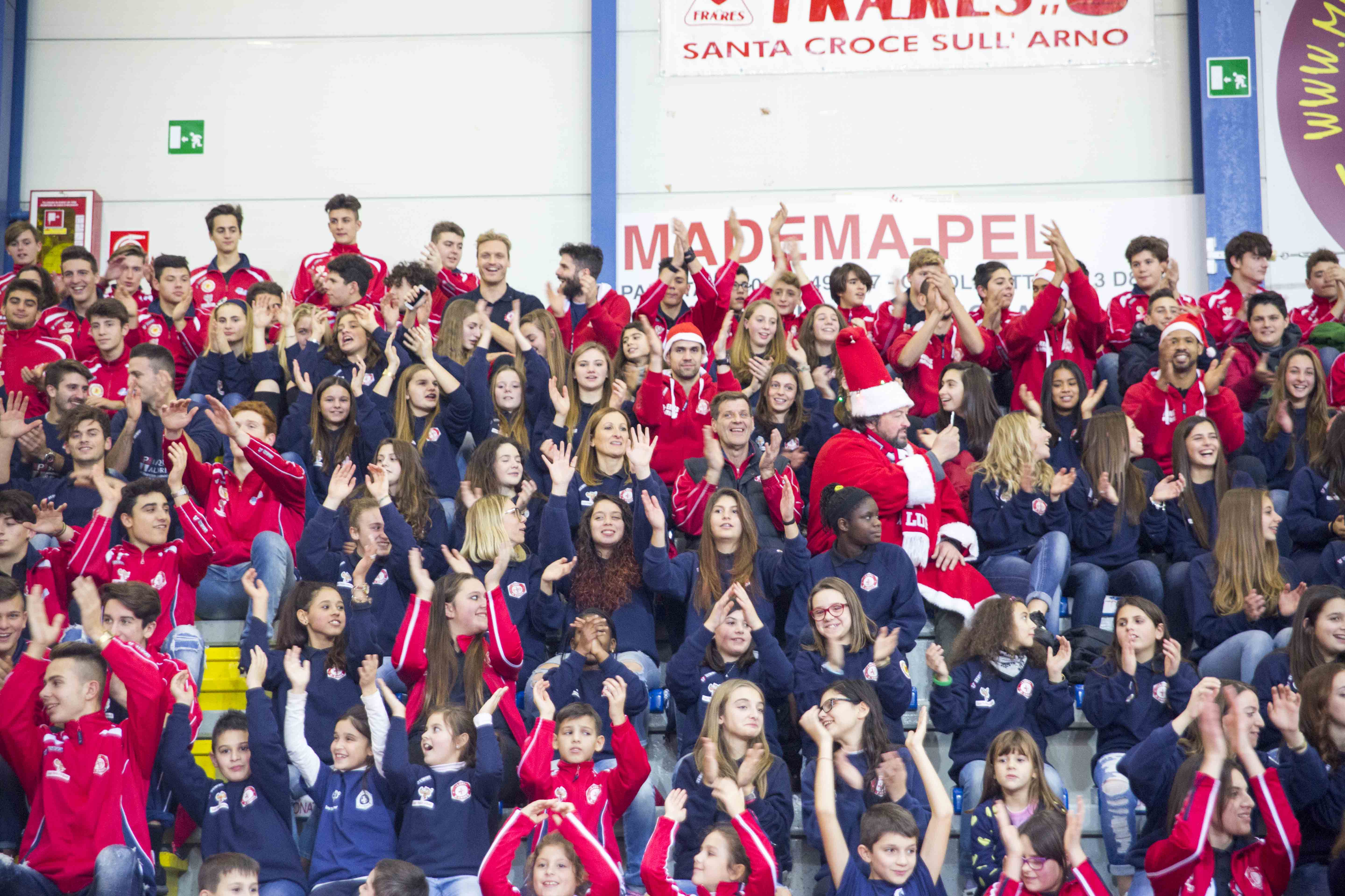 BRINDISI E SORRISI ALLA CENA NATALIZIA