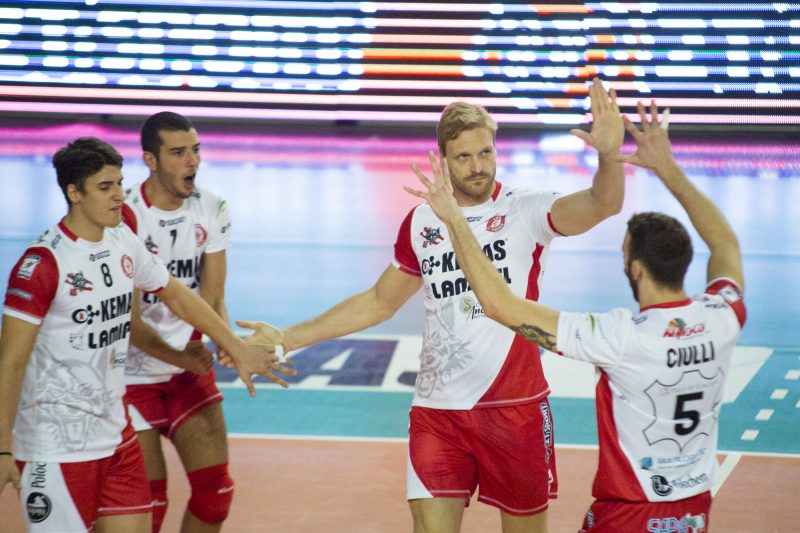 LUPI IN COPPA A SPOLETO: DENTRO O FUORI