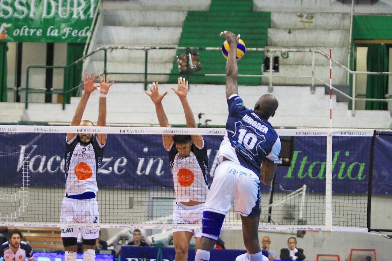 LUPI BENE PER DUE SET, POI SIENA RIMONTA NEL DERBY