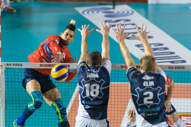 I LUPI SCATTANO MA POI VENGONO BATTUTI