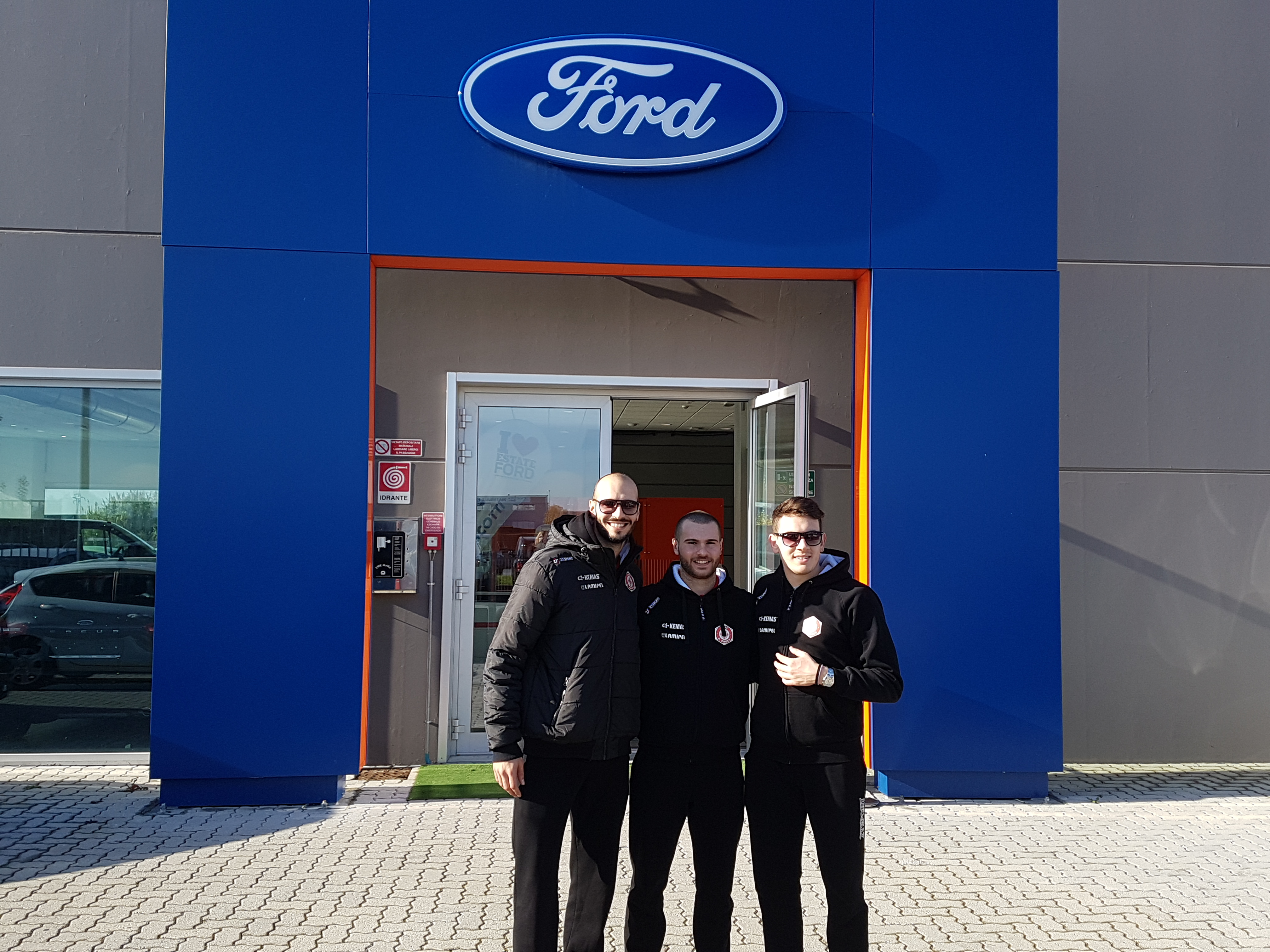 I LUPI AL SALONE DELL’AUTO DI FORD BLU SCOTTI