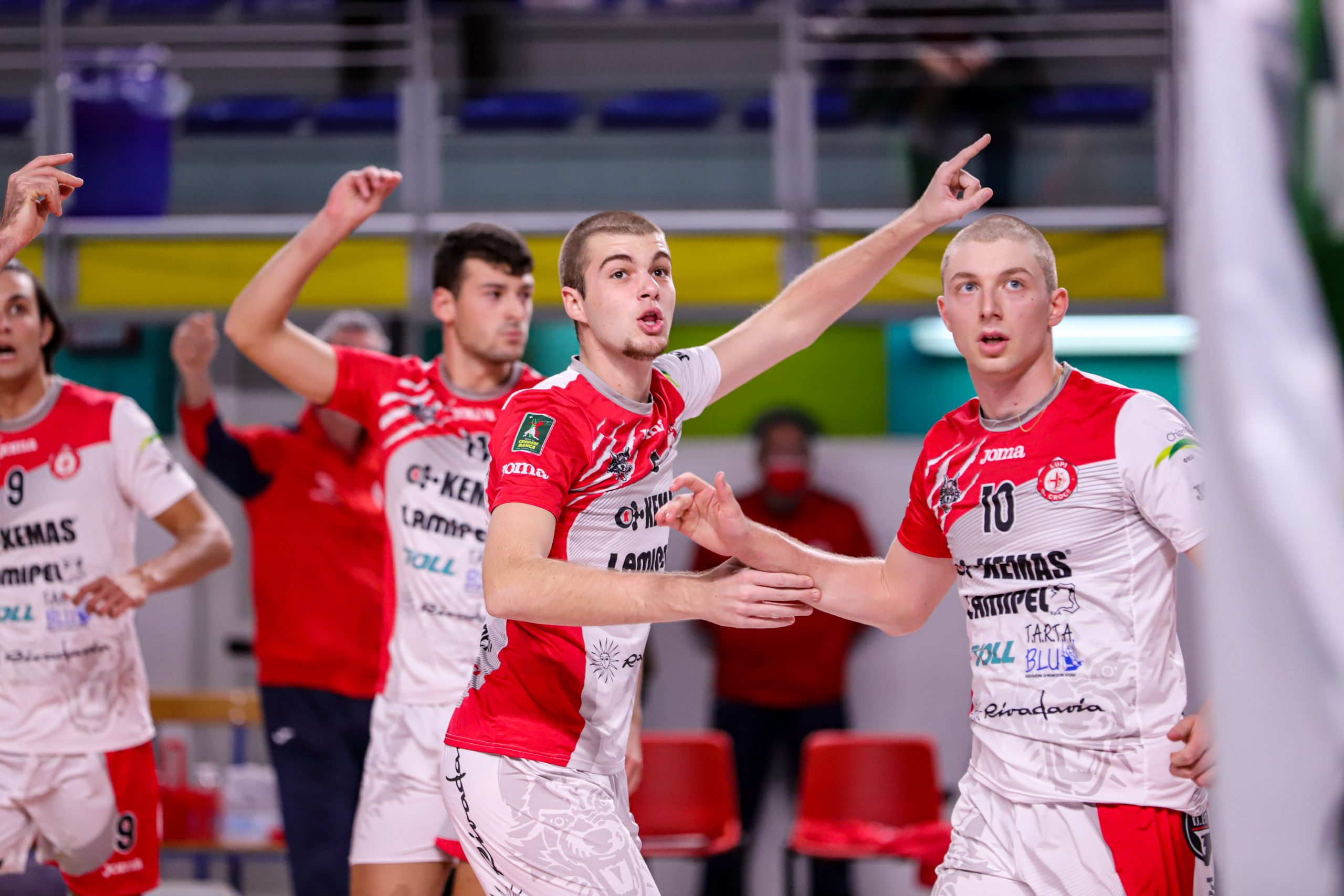 SERIE B: LUPI STOPPATI INTERNAMENTE